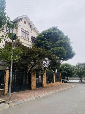 chính chủ cần bán gấp căn biệt thự 230m2, 4 tầng, kd tốt, vỉa hè, giá 43 tỷ. lh: 