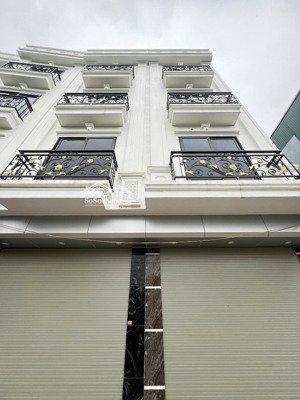 căn nhà ai cũng muốn sở hữu. nhà mặt ngõ, ô tô đỗ ngay cửa, 200m ra đl thăng long. nhiều tiềm năng