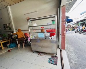 mặt tiền chợ kinh doanh 66m2 . 4 x 17 . đang cho người quen thuê 10tr/tháng giữ nhà