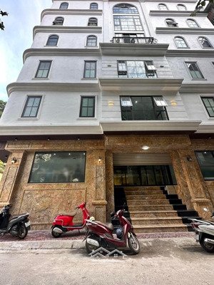 tòa nhà mặt phố hoàng quốc việt, cầu giấy. diện tích 80m2, 8 tầng thang máy, lô góc hai mặt tiền.