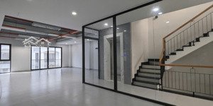 cho thuê văn phòng 7x15m sàn có thang máy, máy lạnh, hầm giữ xe, giá tốt chỉ 13 triệu/ tháng.