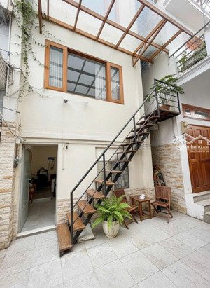 bán dãy trọ hẻm đường tân thuận tây - q7
diện tích: 4.7 x 21 nở hậu 6m . dtcn : 116.6m2 giá 6.3 tỷ