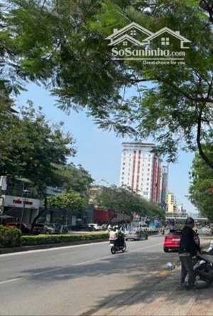 chỉ hơn 8 tỷ ,nhà mặt phố nguyễn văn cừ, kinh doanh đa dạng, 4 tầng sẵn sử dụng. sổ đỏ chính chủ.