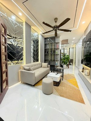 minh khai, hai bà trưng. dt 40/43m² x 4 tầng, mt 3,3m, giá 9,6 tỷ. lô góc 3 mặt thoáng.