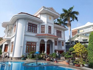 chính chủ bán biệt thự sân vườn, hồ bơi giá rẻ để giải quyết công việc