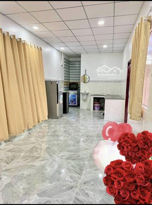 nhà cho thuê hẻm xe máy/ đầy đủ nội thất/ có sân sau