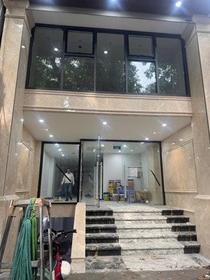 cho thuê nhà mặt phố tú mỡ diện tích 97m2 x 4 tầng + 1 hầm mặt tiền 6.5m, có thang máy pccc