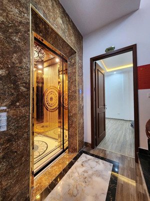 thụy khuê tây hồ hn.
dt 61 m/// 8 t ///my 1/5.5 m ///17 tỷ. dòng tiền đỉnh - 8 tầng thang máy