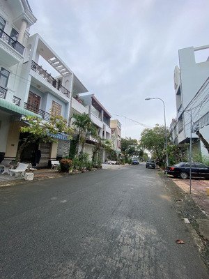 cho thuê nhà 2 lầu mới đẹp có nội thất như hình lộ giới rộng thuận tiện ở kinh doanh vp công ty