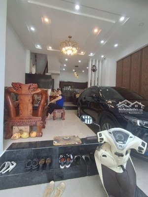 xe hơi vào nhà 4 tầng ngang 5m . đường thông, tiện mở văn phòng