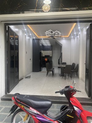 chính chủ cần bán gấp nhà nguyễn văn cừ dt 50m2, 5 tầng, mt4.1m, tặng nội thất, ô tô vào nhà.