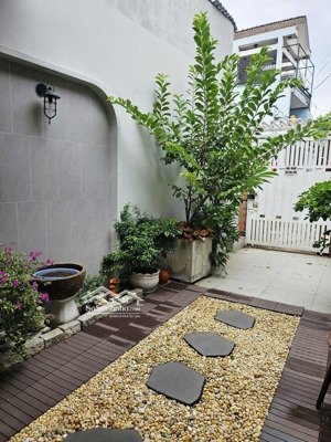 nhà mới ở ngay hương lộ 3 ngang 12m x 17m,2 tầng, có 6 phòng cho thuê,dòng tiền 18tr/tháng.