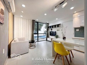 charming 1-bedroom apartment with balcony & city view