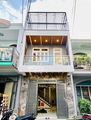 gấp gấp,bán nhà giảm mạnh ,giảm gần nữa tỷ ,chỉ còn 4,5tỷ tl thêm cho căn ba tầng sát vinhomes q9