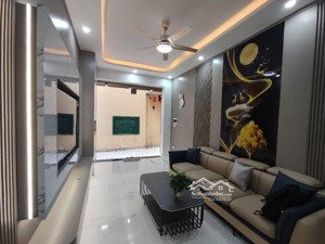 cần bán nhanh.nhà kinh doanh. 5 tầng. 43m. ngõ thông. trương định. hau bà trưng.