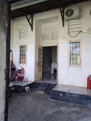 tôi chính chủ cần bán nhà cấp 4 có hai phòng ngủ phòng bếp phòng thờ đất 100m2 , thổ cư 100m2