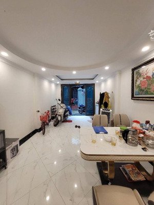 anh trai gửi bán căn nhà 5 tầng phố việt hưng dt 42m2, gần trường học, công viên, chợ, ô tô