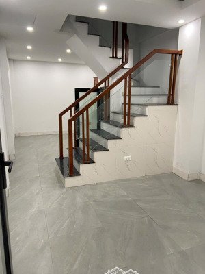 bán nhà dân xây phố bắc cầu ngọc thụy 40m 3 tầng gồm 4 phòng ngủ cách phố 10m giá 4,3 tỷ