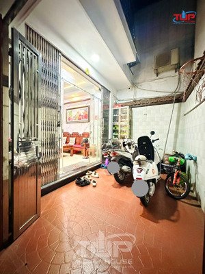 bán nhà gốc dân xây độc lập có sân cổng riêng tại phố trung tâm tô hiệu, sau mỗi nhà mặt đường.