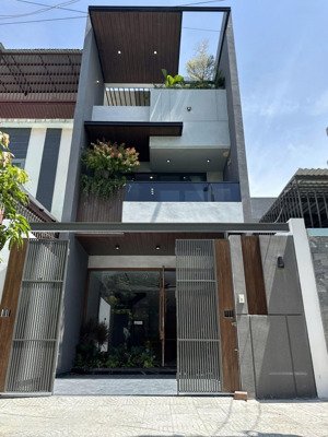 bán nhà 3 tầng lỗ giáng 6 - hoà xuân 100m2 với 3pn full nội thất xây mới, lộ giới 5m5 chính bắc