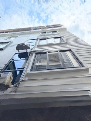 **duy nhất căn nhà đẹp- võ chí công - ngõ thông- gần mặt phố 32m2 - 5 tầng- mt 5,5 m giá 8,8 tỷ