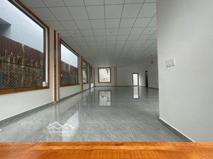 cho thuê mb 2 tầng trống suốt gàn ngay chợ khu trung tâm sầm uất !đà nẵng
giiá : 30tr/ thang