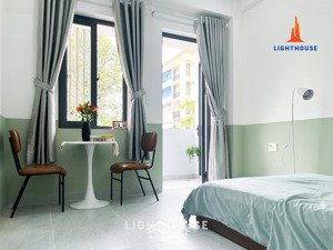 phòng tách bếp có ban công ngay đảo kim cương