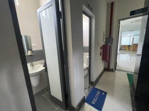 cho thuê toà nhà dạng văn phòng cty hạn a. diện tích sàn 100.9m2, xây 7 tầng ( 5 tầng trống suốt),