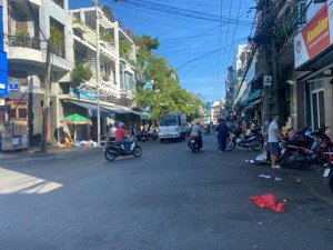 bán căn nhà 3 tầng mặt tiền ngay chợ phương sài dt 108m2 ngang 3,7m nở hậu, vị trí kinh doanh đẹp