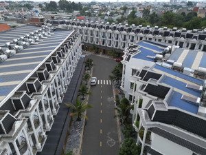 chính chủ cần bán căn nhà xây hoàn thiện 1 trệt, 2 lầu 68m2 ngay trung tâm dĩ an!