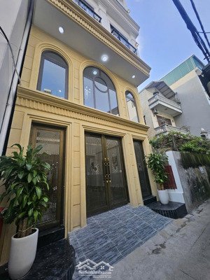 duy nhất 1 căn tòa chdv 115m2*6t*22pkk ngay đh đại nam hn ô tô đỗ cửa 1 nhà ra phố ô tô tránh.