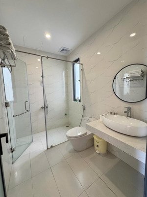 cho thuê nhà 4 tầng mt gần biển phạm văn đồng! giá 50 tr/th. dt 100m2 x 4 tầng. 5 phòng! 6 toilet