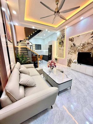 oto tránh, đường cổ linh, long biên 40m2 x 6t nhỉnh 8tỷ còn thương lượng