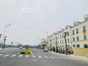 căn shophouse đối diện công viên, hồ lớn cần bán