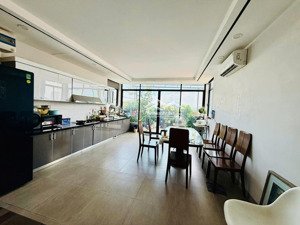 bán toà văn phòng phố hoàng văn thái, 8 tầng thang máy, view hồ, gara 3 xe 7 chỗ.