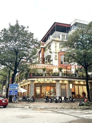 cho thuê mbkd phố duy tân.diện tích 100m2,mặt tiền 20m,giá thuê rẻ chỉ 27tr/ tháng làm cafe quá đẹp