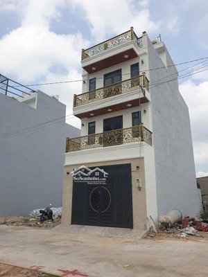 nhà 1 trệt 2 lầu sân thượng dt : 5 x 17m gần nhà thờ tân mỹ , chợ đầu mối hóc môn