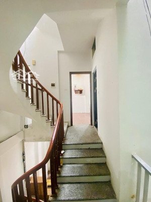 gần ô tô tránh, trương định, hoàng mai. 6 tầng, 10m ra phố ô tô tránh, dt: 35,1m2, giá: 9,68 tỷ.