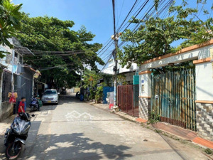 bán nhà mặt tiền ngay chợ kcnc 90m2 chỉ 6 tỷ hơn