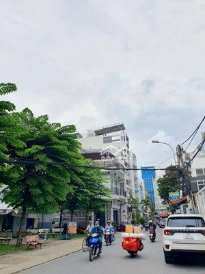 mtkd khu vip hoàng dư khương - cao thắng p12 q10. kc 5 tầng. dt 3,5x14m vuông vức. giá 13,5 tỷ