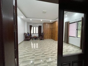 cho thuê liền kề 4 tầng hoàn thiện đẹp, đường to thoáng giá 25 triệu. geleximco lê trọng tấn