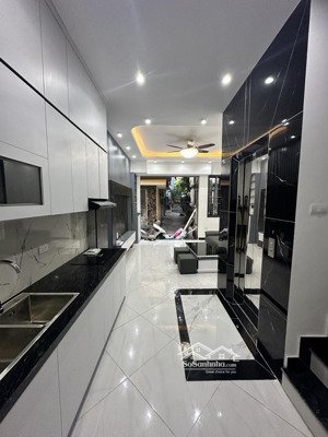 khương đình .32 m2. 9,3 tỷ .6 tầng thang máy . thẳng tắp 70 m ra phố