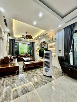 biệt thự xa la-vị trí đẹp- nội thất cao cấp-xây hiện đại- mật độ xây nhà gần 100%-tầng hầm