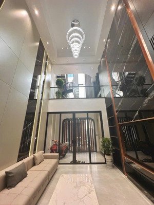 ngọc thụy nhà mới kính koong thang máy full nội thất cao cấp ở sướng như resort 5 sao