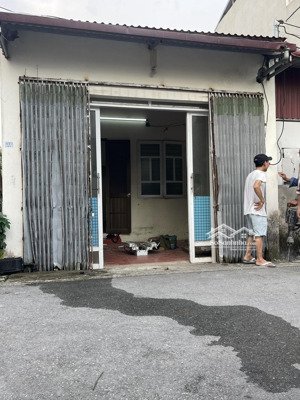 chính chủ cần bán nhà cấp 4 trên đất, điện nước đầy đủ, đang cho thuê được 3 triệu/ tháng