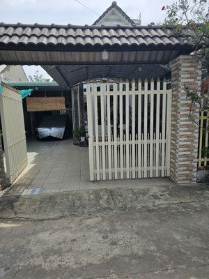 nhà hẻm 8 (hẻm lớn thông) đg nguyễn chí thanh, gần sân bóng đá mai anh, đầu hẻm quán cây lộc vừng