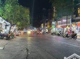 mặt phố đường láng nhà lô góc 2 mặt thoáng, dt 600m2, mt 21m 300 triệu/tháng