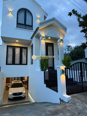 nhà 4 tầng 2 mặt tiền kqh chỉnh chu cách chợ vài trăm mét, khu dân cư đông đúc có gara ô tô