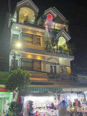 gấp . bán căn nhà 1 trệt 3 lầu và 8 phòng trọ mặt tiền đường chợ 434 bình hòa . buôn bán kd đỉnh