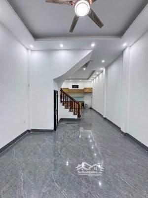 cần tiền bán gấp. nhà 41m đầu phố la phù. ô tô đỗ sát cổng.